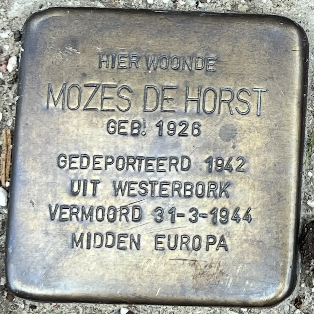 Struikelsteen voor Mozes de Horst