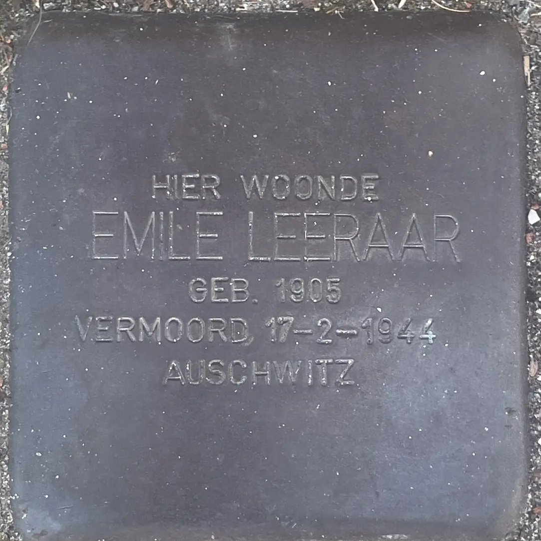 Struikelsteen voor Emile Leeraar
