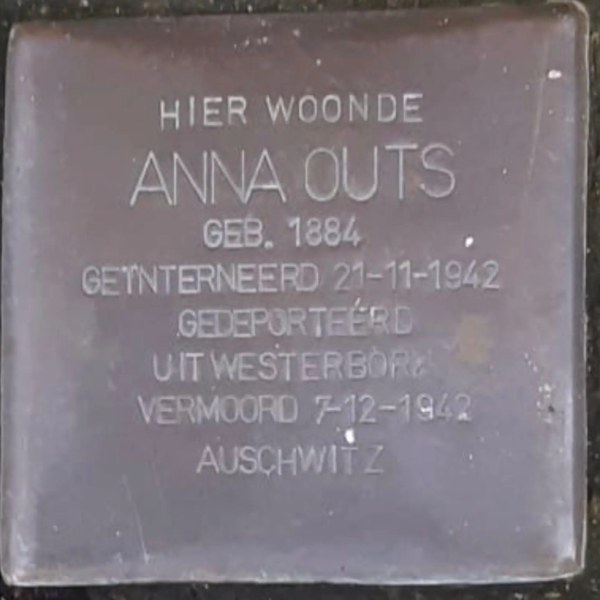 Struikelsteen voor Anna Outs