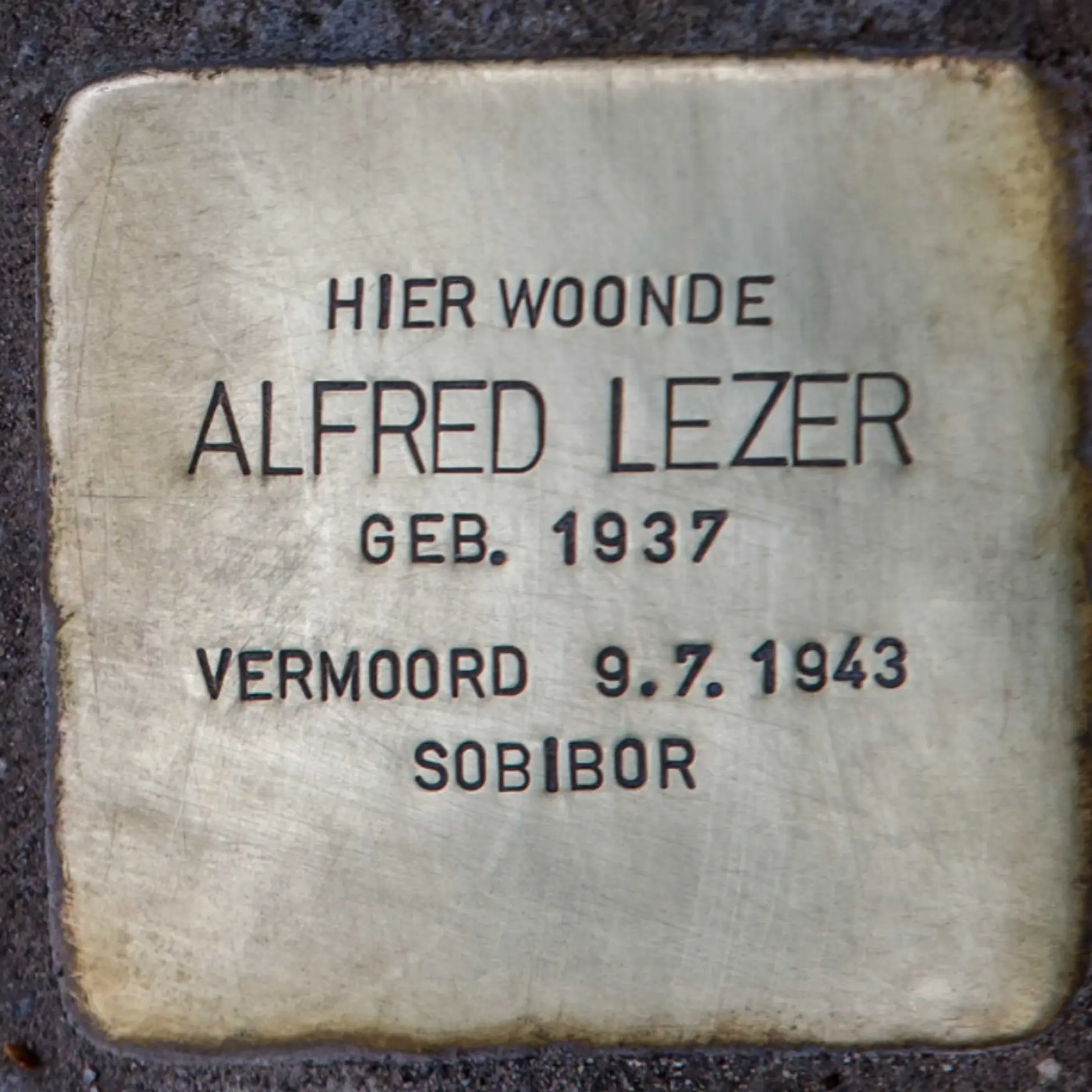 Struikelsteen voor Alfred Lezer