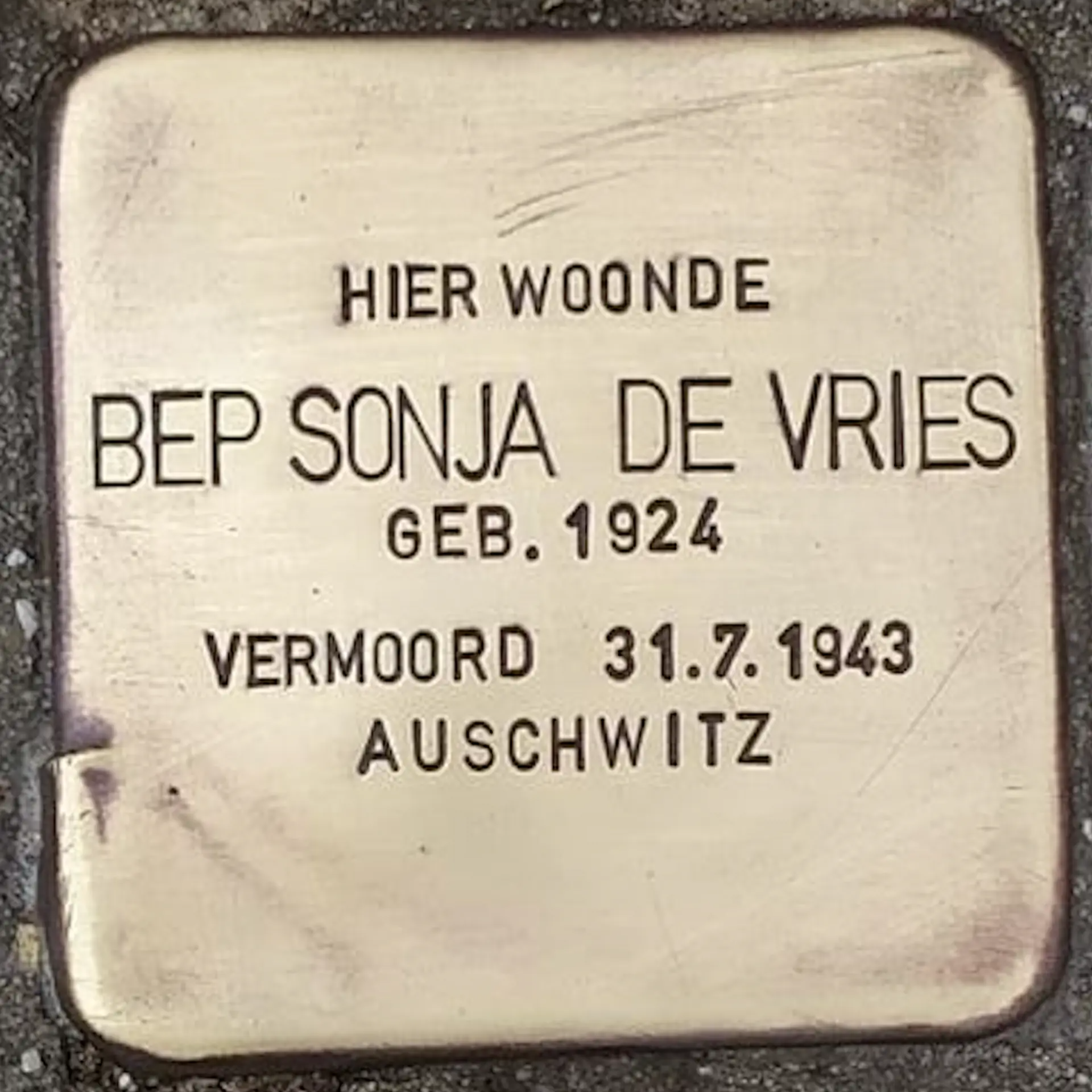Struikelsteen voor Bep Sonja de Vries