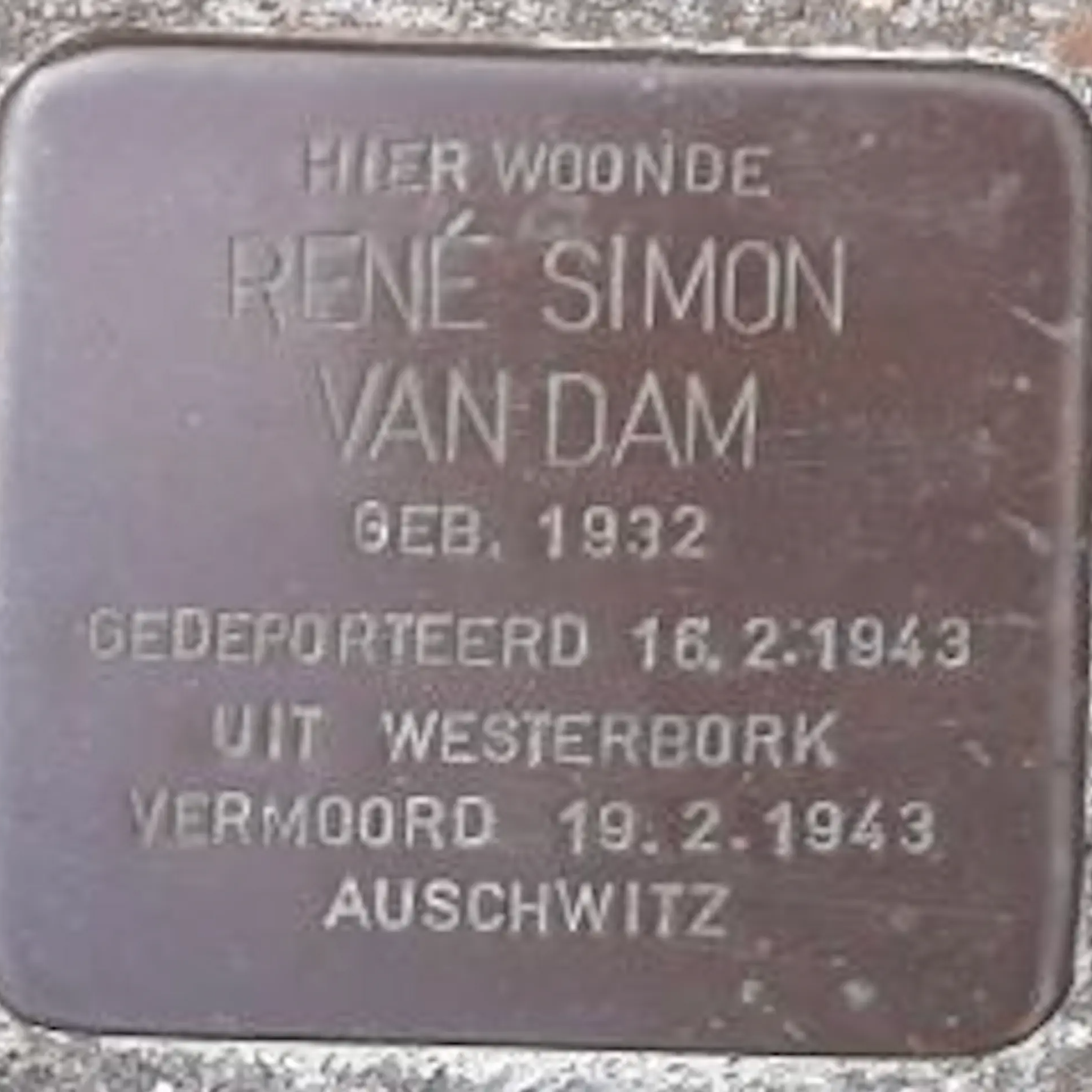 Struikelsteen voor René Simon van Dam