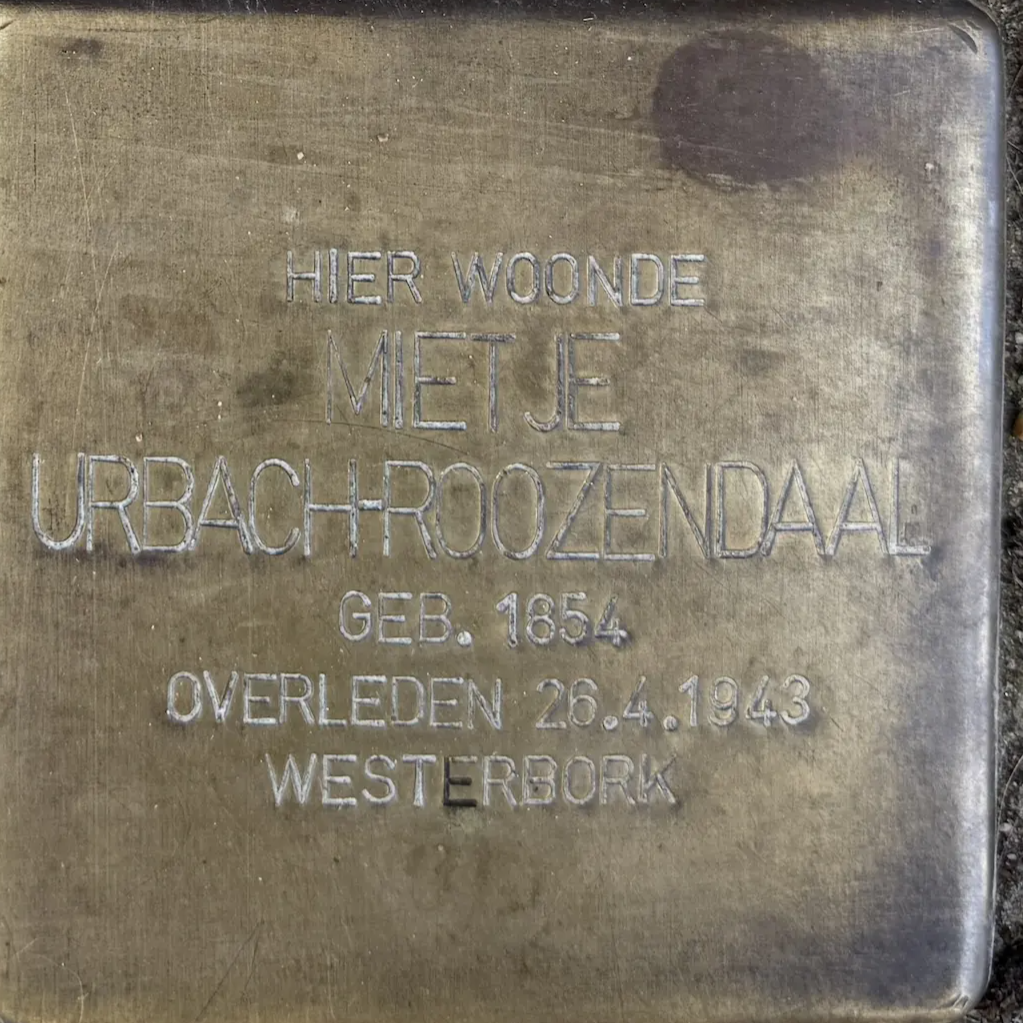 Struikelsteen voor Mietje Urbach-Roozendaal