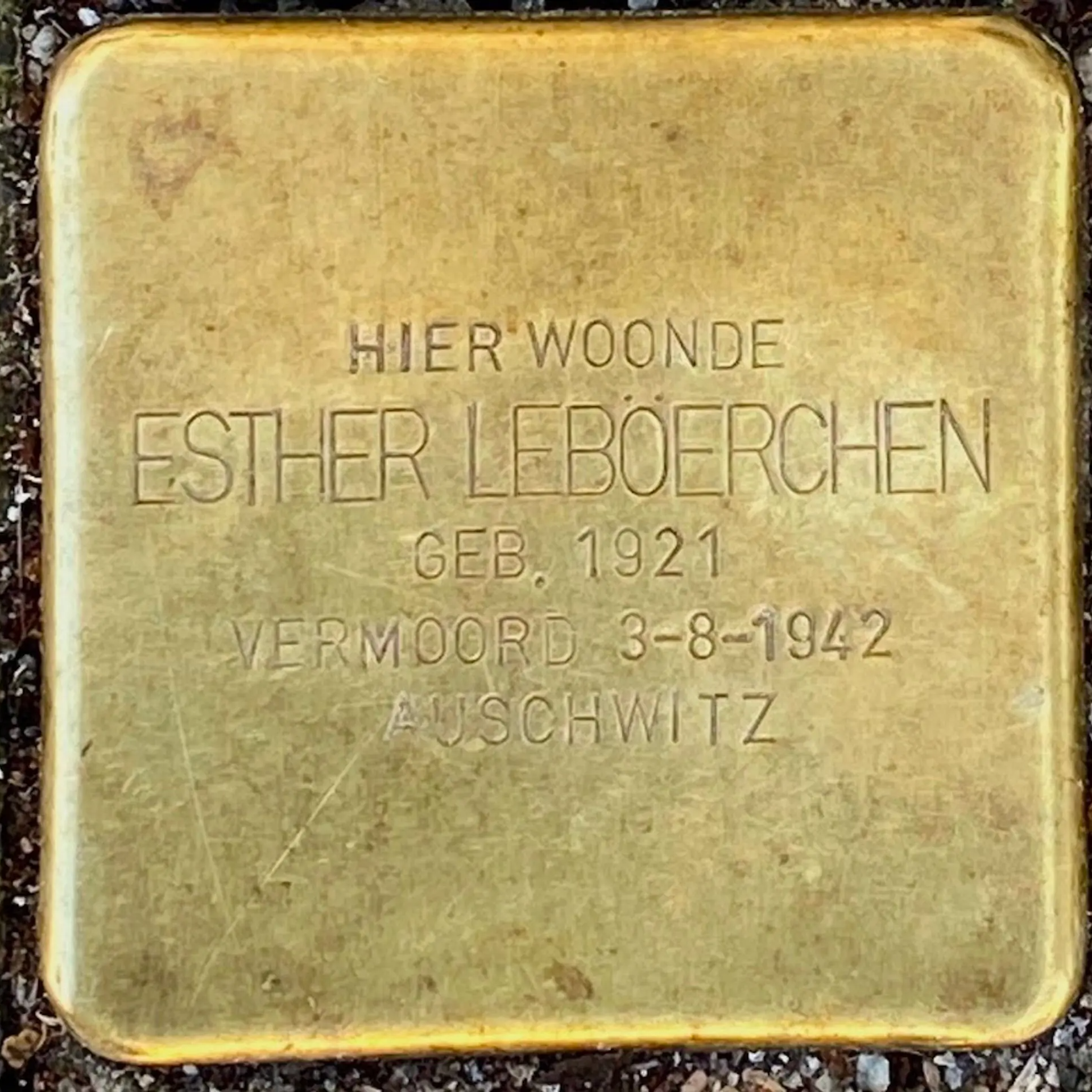 Struikelsteen voor Esther Leböerchen
