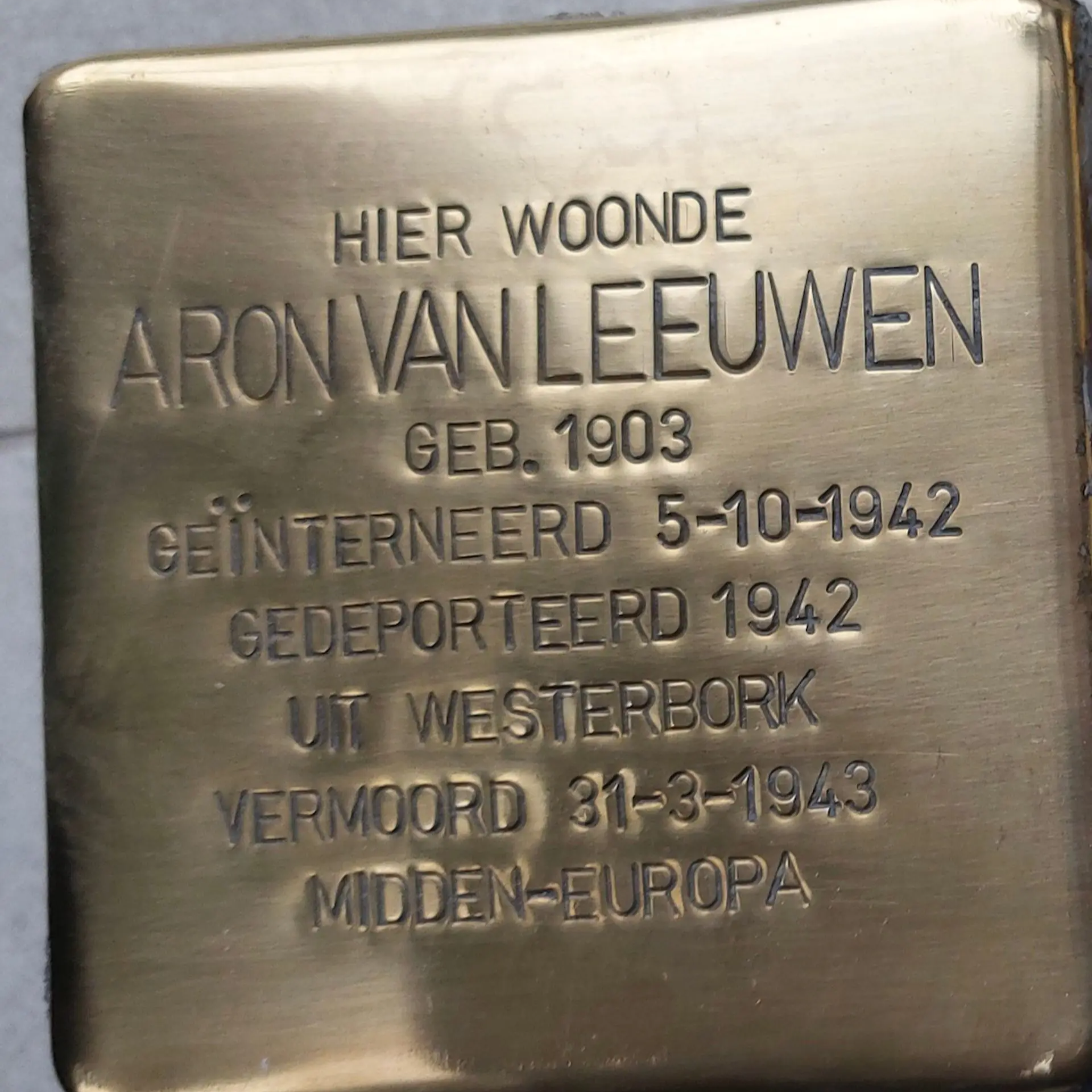 Struikelsteen voor Aron van Leeuwen