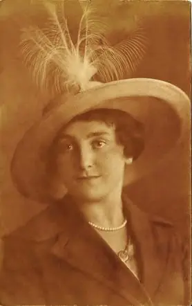Portret van Marianne van Abbe-van Weezel